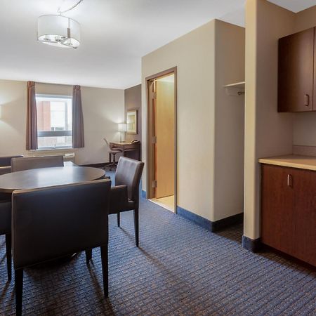 Super 8 By Wyndham Lachenaie/Terrebonne Bagian luar foto