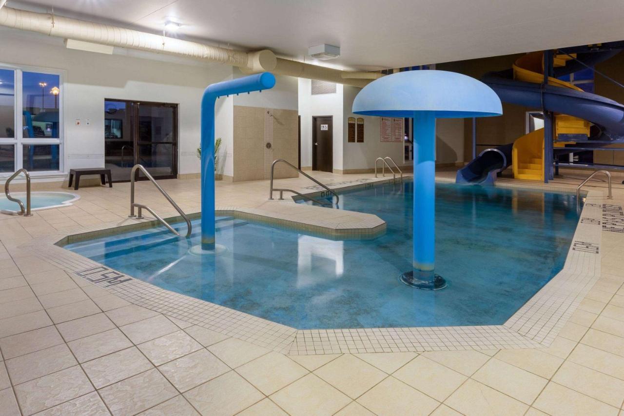 Super 8 By Wyndham Lachenaie/Terrebonne Bagian luar foto