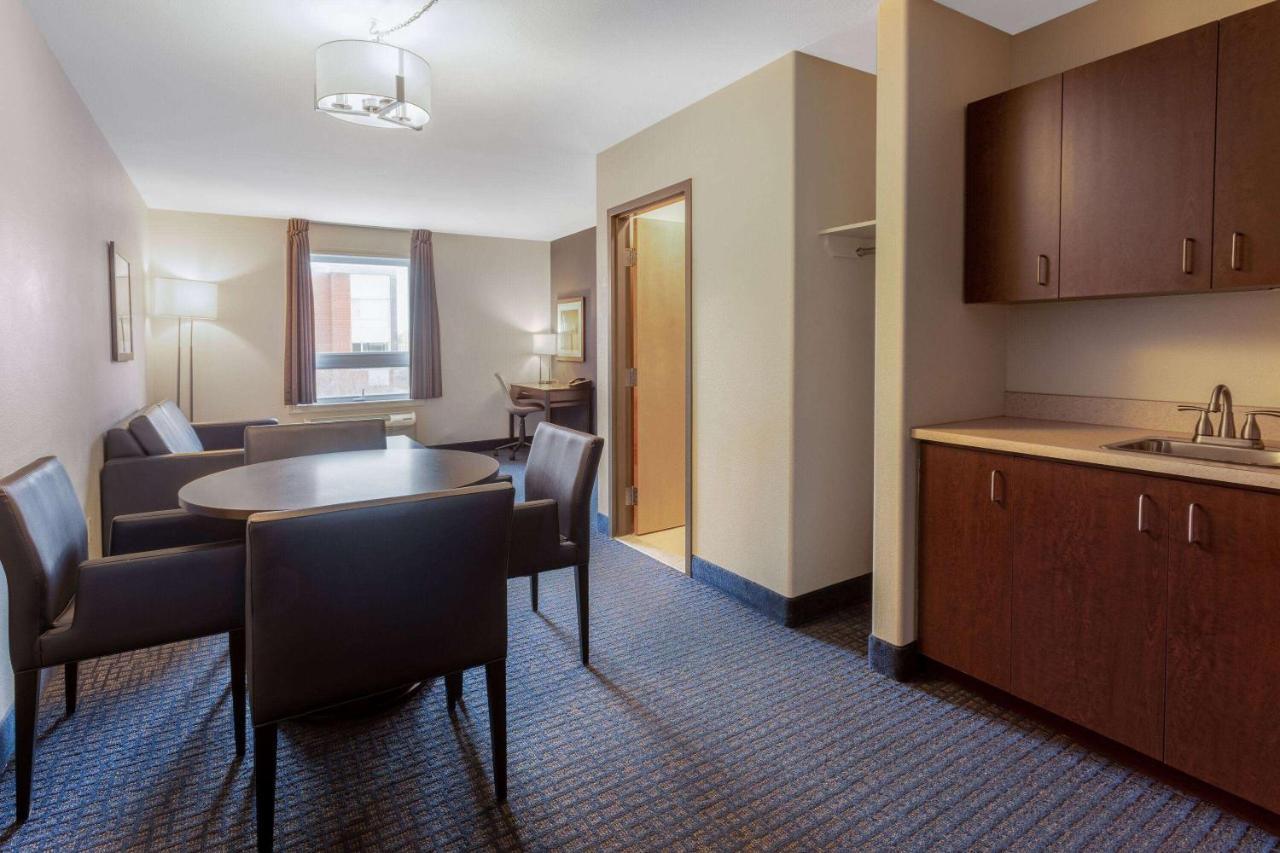 Super 8 By Wyndham Lachenaie/Terrebonne Bagian luar foto