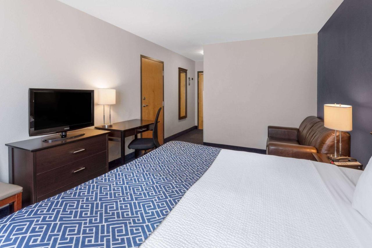 Super 8 By Wyndham Lachenaie/Terrebonne Bagian luar foto