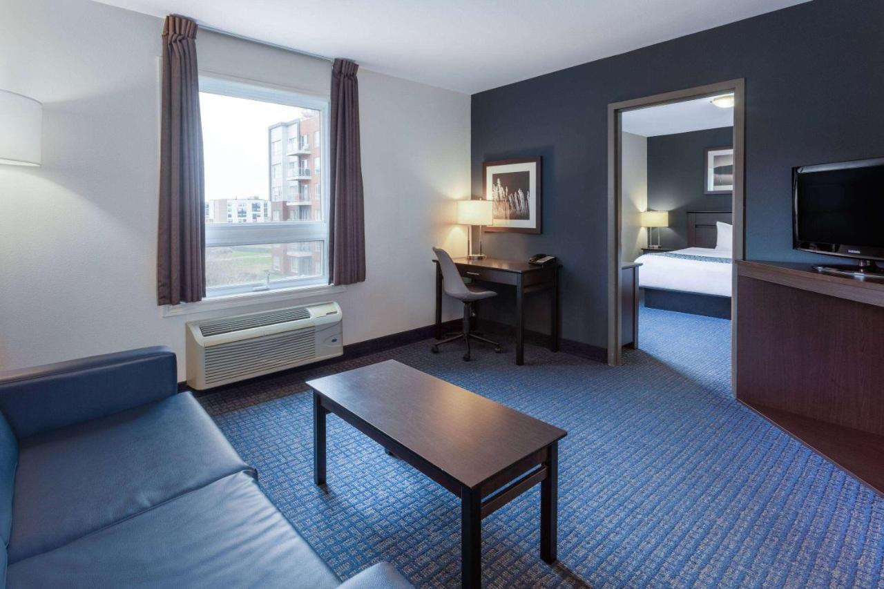 Super 8 By Wyndham Lachenaie/Terrebonne Bagian luar foto