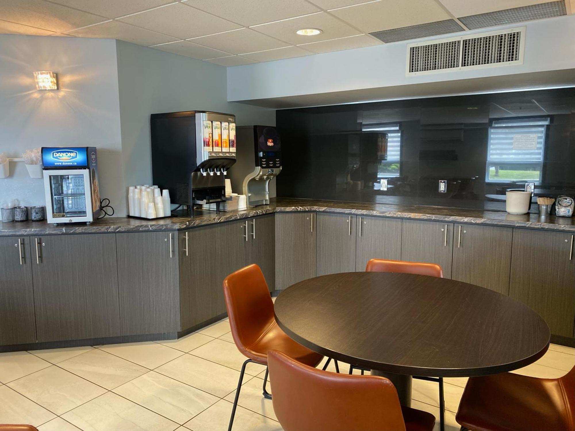 Super 8 By Wyndham Lachenaie/Terrebonne Bagian luar foto