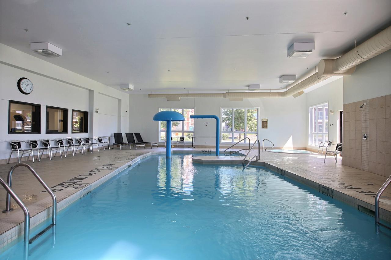 Super 8 By Wyndham Lachenaie/Terrebonne Bagian luar foto
