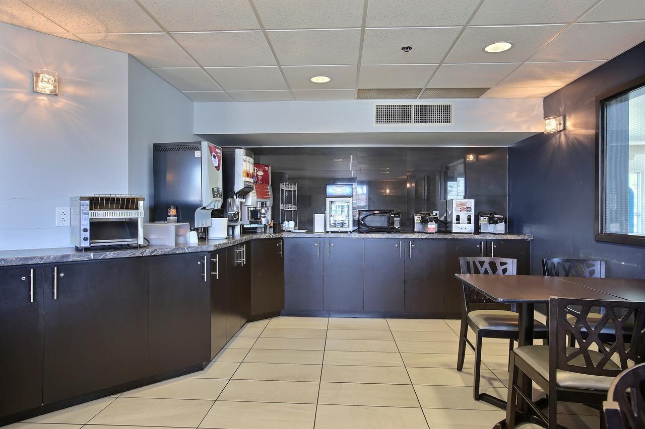 Super 8 By Wyndham Lachenaie/Terrebonne Bagian luar foto